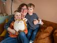 Elma Scholte-Baas (38) samen met haar twee kinderen Jidde (6) en Abe (3).