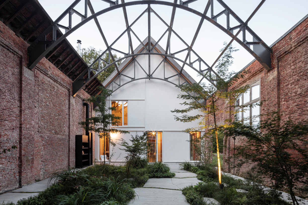 The street-side patio garden extends directly into the house behind.  Through a corridor you enter the large garden located next to the house.  Tim van de Velde's photo
