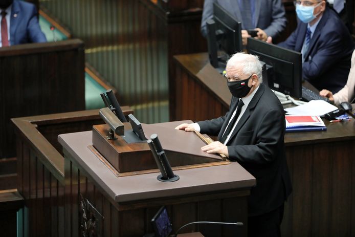 Jaroslaw Kaczynski, leider van de regerende partij Recht en Rechtvaardigheid, spreekt in het Poolse parlement.