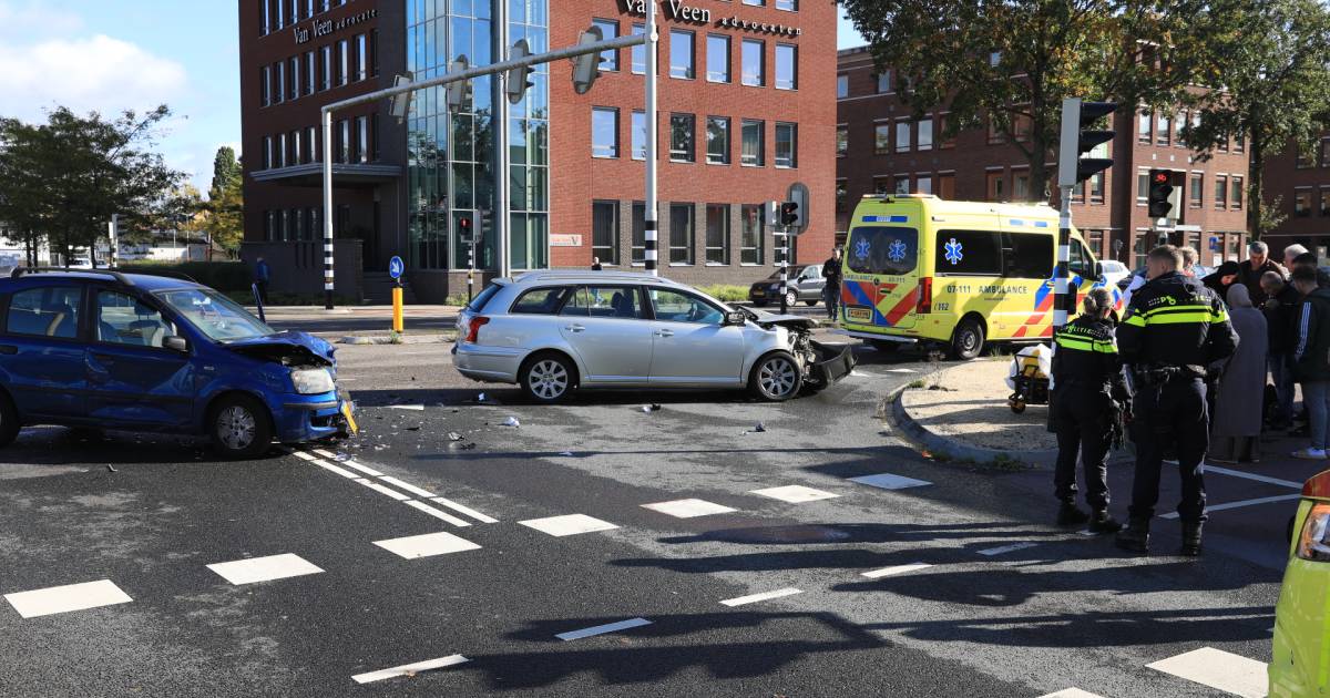 Flinke vertraging in centrum van Ede door botsing tussen twee autos.