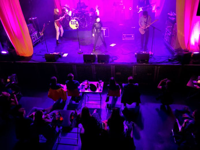 Publiek geniet in stoeltjes gezeten van de rockklanken van EUT in Gebouw-T (foto Willem Jongeneelen)