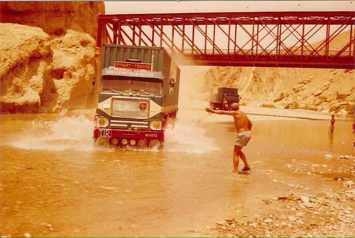Enkele Volvo-trucks van het bedrijf van Rinus Rynart in Pakistan, rond 1975. Ze moeten door een rivier rijden omdat de brug te smal is voor trailers.