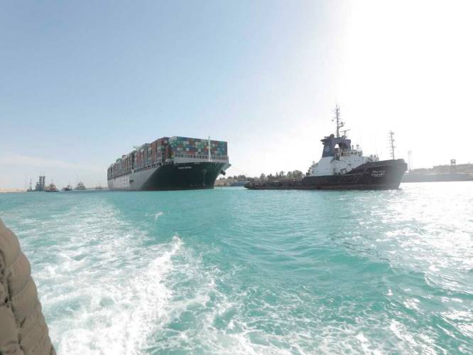 Vastgelopen containerschip Suezkanaal helemaal los, scheepsverkeer weer op gang
