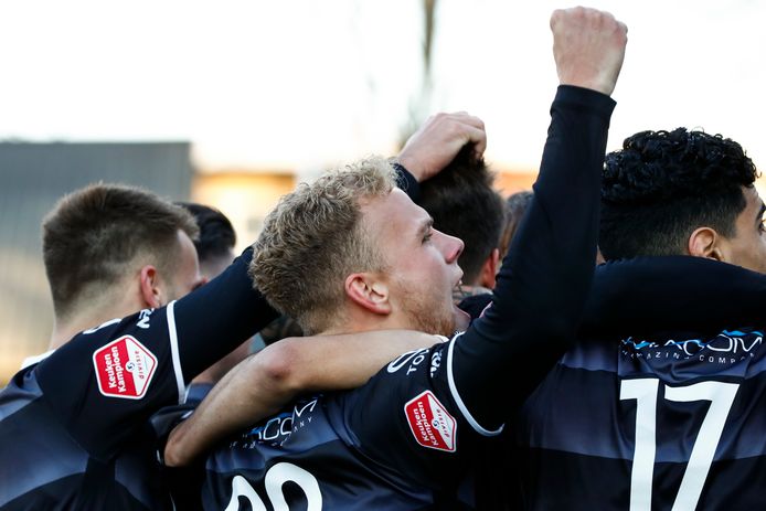 Spelers FC Den Bosch vieren de overwinning op Telstar.