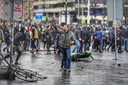 De menigte werd richting het Stationsplein gedreven.