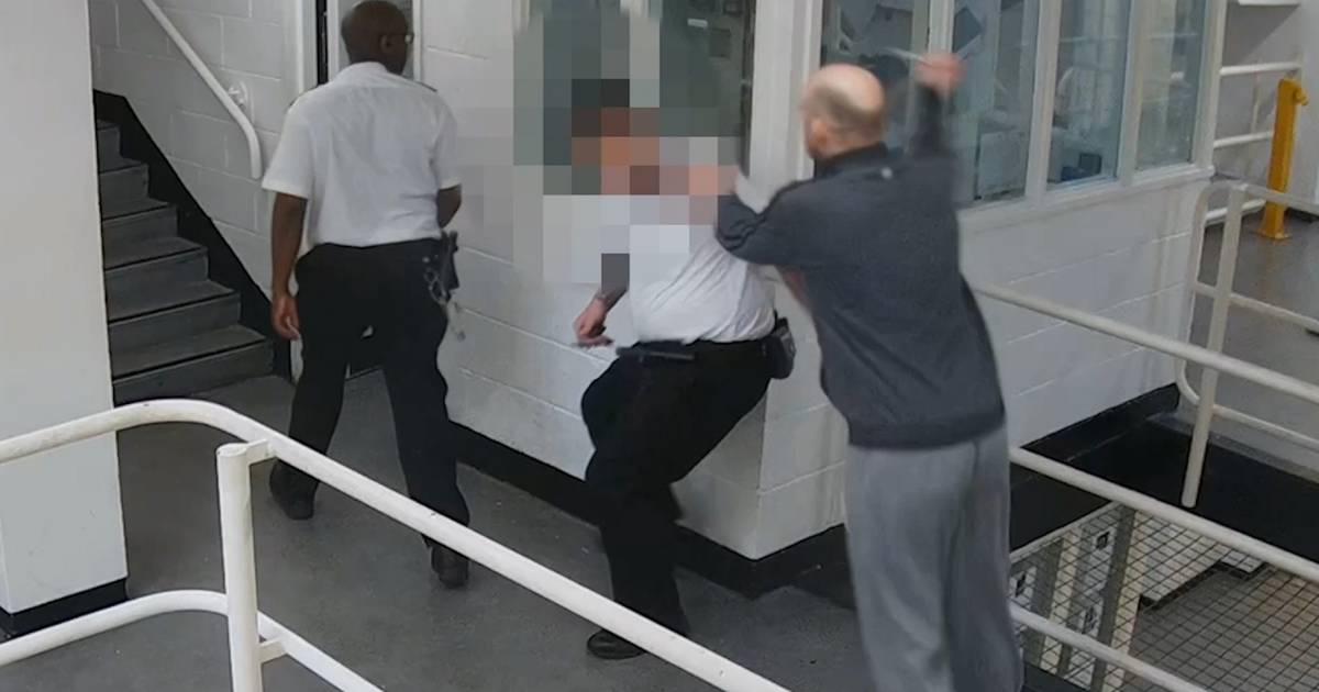 Aspetto.  I filmati di sorveglianza mostrano il momento orribile in cui un detenuto britannico ha cercato di uccidere un prigioniero pugnalandolo |  al di fuori