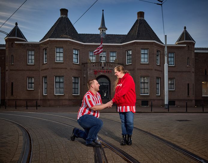 Peter Burger vroeg zijn vriendin Manon Verkade ten huwelijk tijdens een wedstrijd van Sparta.