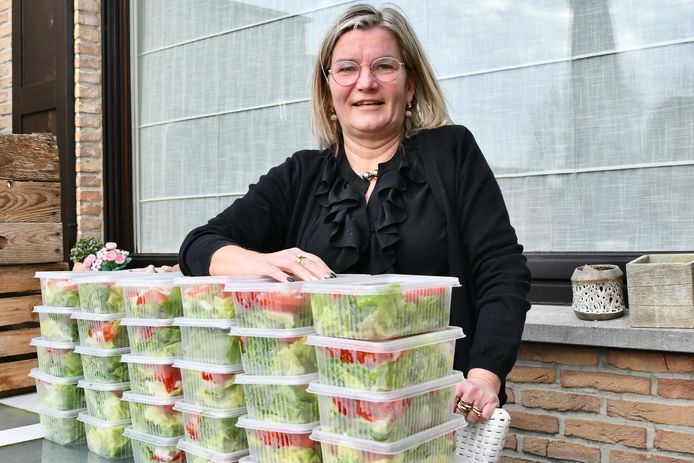 Gwendoline poseert bij een deel van de afgewerkte slaatjes.