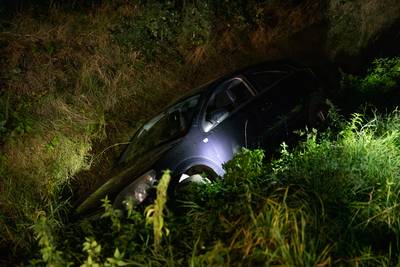 Auto belandt in sloot langs weg in Zegge, bestuurder spoorloos