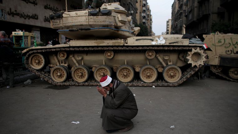 Een Egyptische moslim zit voor een tank in Caïro. Beeld ap