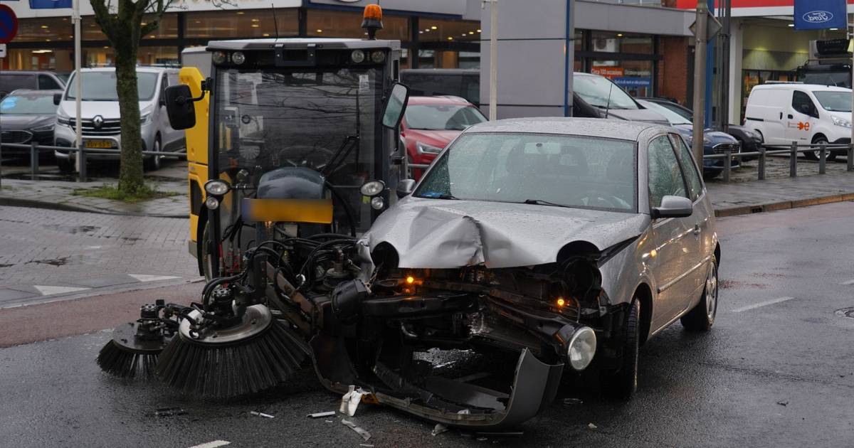 Gewonde en enorme schade bij botsing veegwagen en personenauto in Meppel.