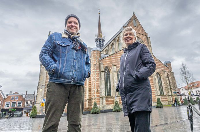 Rik Peters van PopMonument en Simone Kort van 't Beest bij de Grote Kerk, één van de locaties.