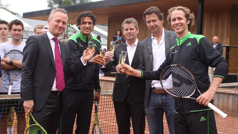 V.l.n.r.: Wethouder Eric van der Burg, John van Lottum, Henk Stokhof, Kornelis Dijkman en Roland Laurense. © Tennis Academy Amsterdam Beeld 