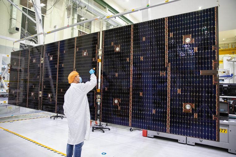 Een van de zonnepanelen van Artemis 1 in uitgevouwen toestand, in het Kennedy Space Center in Florida, in september 2020. Een technicus van Airbus voert de laatste controle uit voordat de panelen aan de Orion-capsule worden bevestigd.  Beeld NASA/Isaac Watson