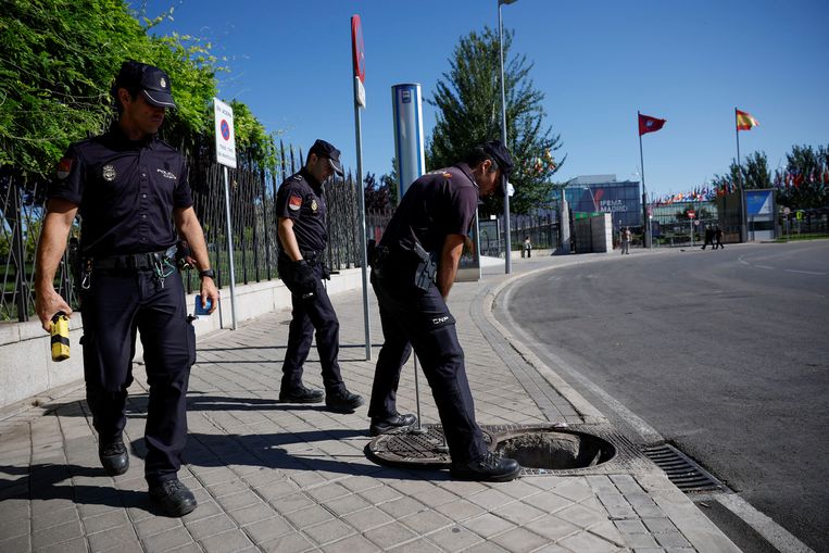De Spaanse politie controleert veiligheidshalve zelfs het rioolstelsel ter voorbereiding op de Navo-top in Madrid. Beeld Juan Medina / Reuters