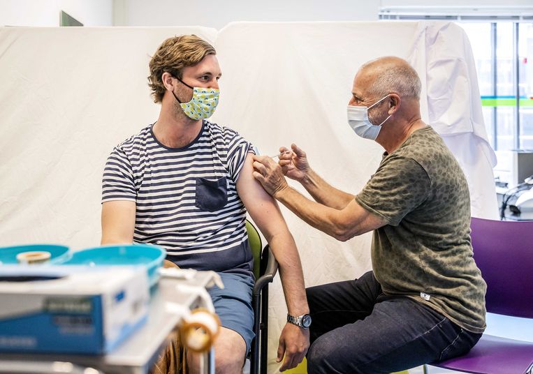 Een bewoner uit een Haagse wijk laat zich vaccineren in een gezondheidscentrum.  Beeld ANP