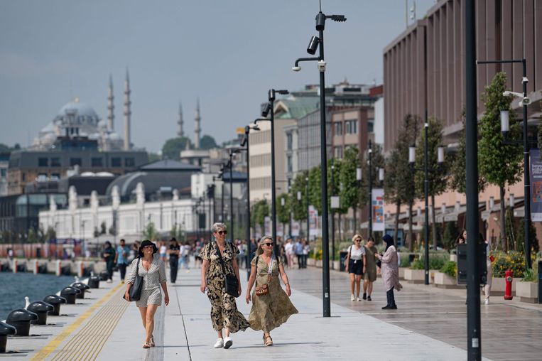 Toeristen flaneren in Istanboel. Beeld AFP