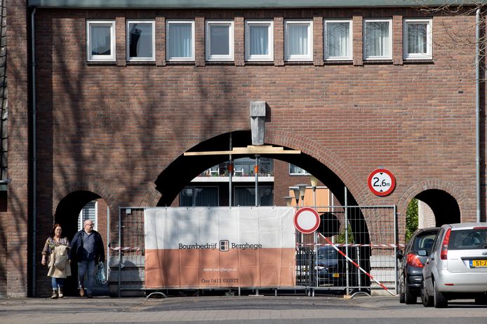 De schade aan de poortwoningen bij de Eekhoornstraat in Helmond is nog niet gemaakt. Vorige week reed een vrachtwagentje zich klem in de onderdoorgang.