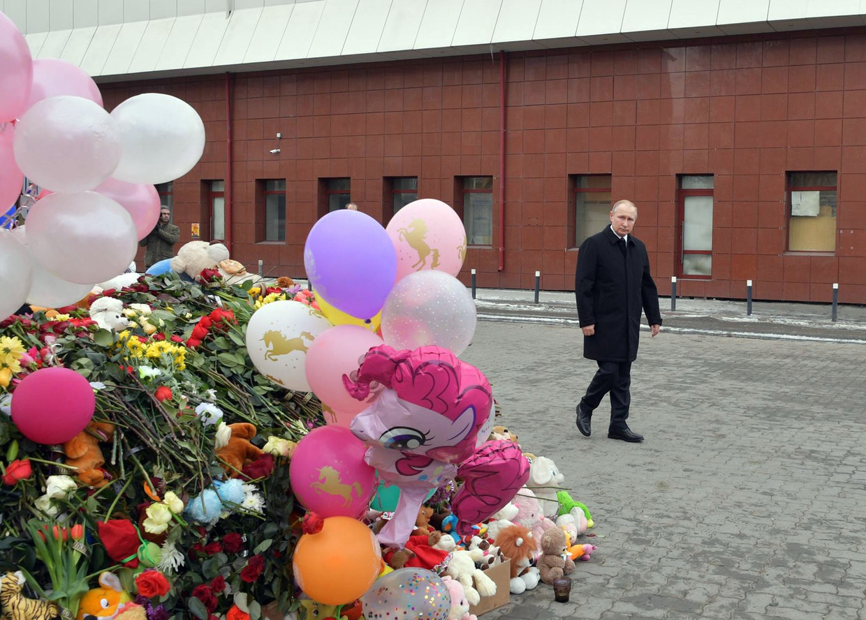TOPSHOT - Russian President Vladimir Putin lays flowers in tribute to the victims of a fire at a shopping centre in Kemerovo on March 27, 2018.
At least 53 bodies have been recovered from a fire that swept through a busy shopping centre in an industrial city in Siberia, Russian news agencies said. Many people are also still missing from the blaze that broke out on March 25, in the city of Kemerovo, the agencies quoted emergency services as saying. A previous toll put the number of dead at 37 with nearly 70 missing, including 40 children.

 / AFP PHOTO / SPUTNIK / Alexei Druzhinin Beeld AFP