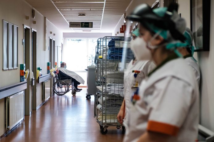 Dokters en verplegers stellen alles in het werk om de coronacrisis de baas te blijven in het Hasseltse Jessa Ziekenhuis.