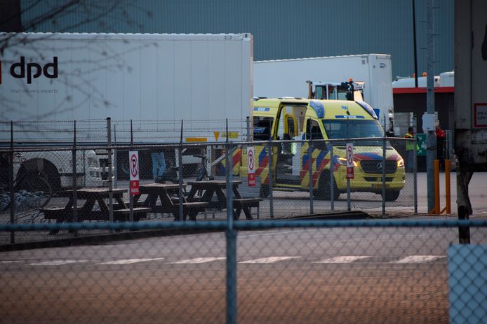 Ambulance op het terrein van DPD in Veenendaal.