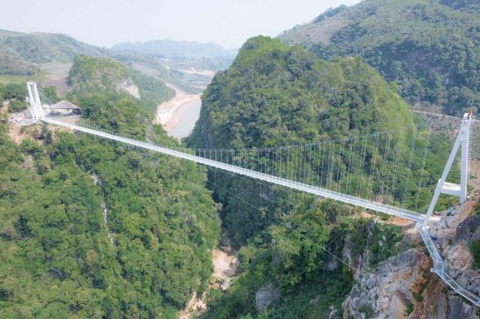 De Bach Long-brug is 150 meter hoog en overspant een vallei tussen twee bergen.