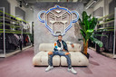 Wesley Balnikker van Black Bananas in zijn nieuwe flagstore the Mall of the Netherlands, met achter hem de bekende Transformer monkey, het logo waarmee het kledingmerk groot is geworden.
