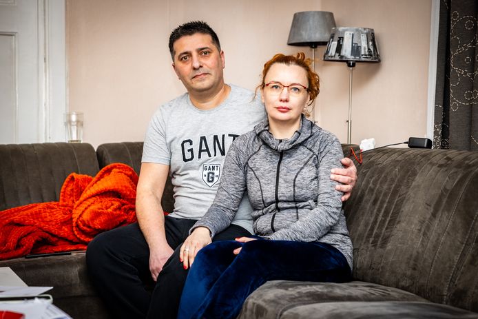 De Oekraïnse Lusi Sadovenko (40) en haar Turkse geliefde Apo (43): ‘Ze behandelen ons hier als dieren’.