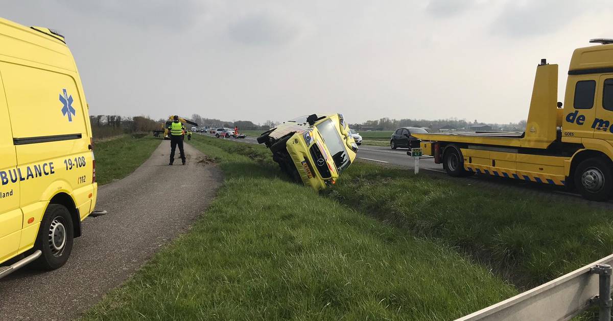 Motorrijder raakt gewond bij ongeval met ambulance.