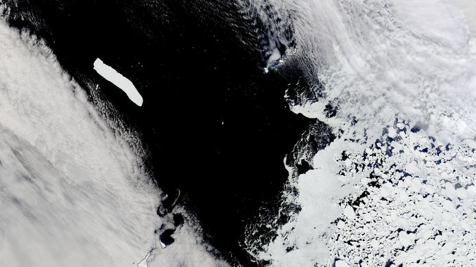 Deze foto van NASA's Terra-satelliet toont de grootste ijsberg ter wereld, A-76A, in de Straat Drake Passage bij Antarctica.