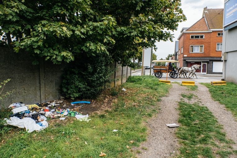 Zwerfvuil in de Gentse Muid-wijk: een prangend probleem.  Beeld Wouter Van Vooren