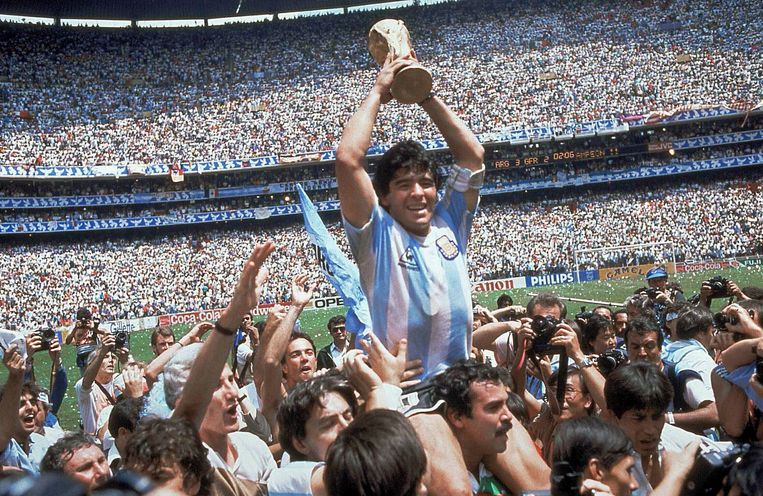 Diego Maradona in Mexico na de gewonnen WK-finale. Beeld AP