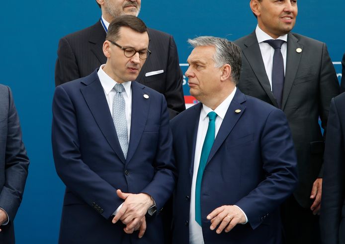 Archiefbeeld. De Poolse eerste minister Mateusz Morawiecki en zijn Hongaarse collega Victor Orban. Polen en Hongarije weigeren de nieuwe meerjarenbegroting en het herstelfonds goed te keuren uit protest tegen een nieuw mechanisme dat de uitkering van fondsen koppelt aan het respect voor de rechtsstaat.