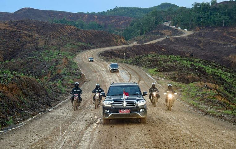 Pada tahun 2019, Joko Widodo mengunjungi daerah yang akan dibangun ibu kota baru dengan mobil kepresidenannya.  Gambar oleh AFP