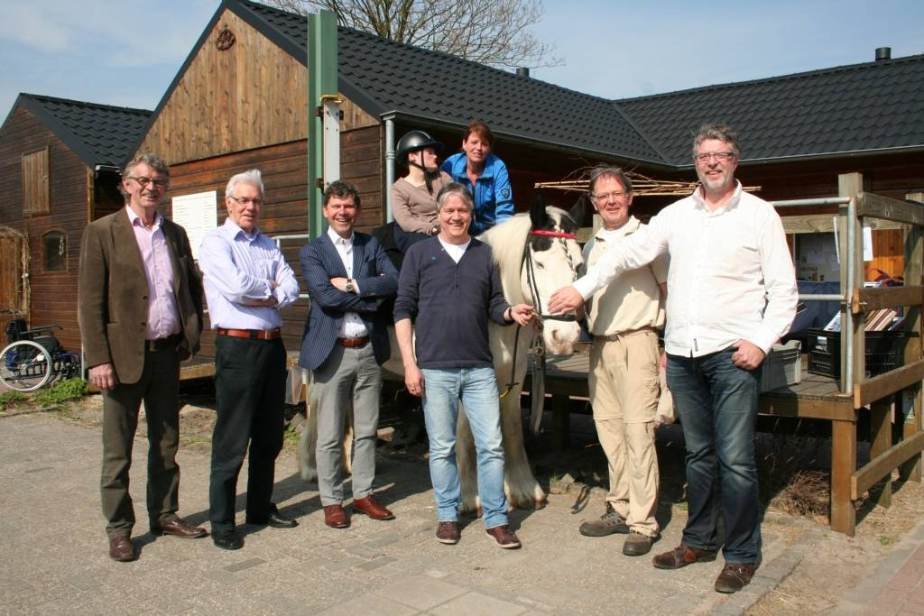 Giften voor manege De Binckhorst | Foto | AD.nl