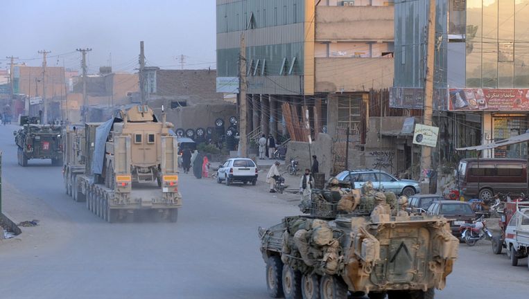 Amerikaanse troepen patrouilleren door de straten van Kandahar, waar Belgische F-16's vorige week twee raketlanceerplaatsen hebben platgegooid. Beeld UNKNOWN