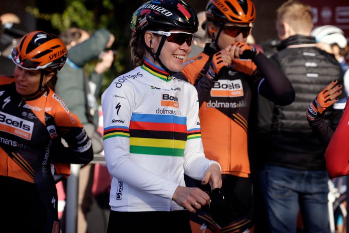 Anna Van der Breggen vlak voor de start van de Strade Bianche.
