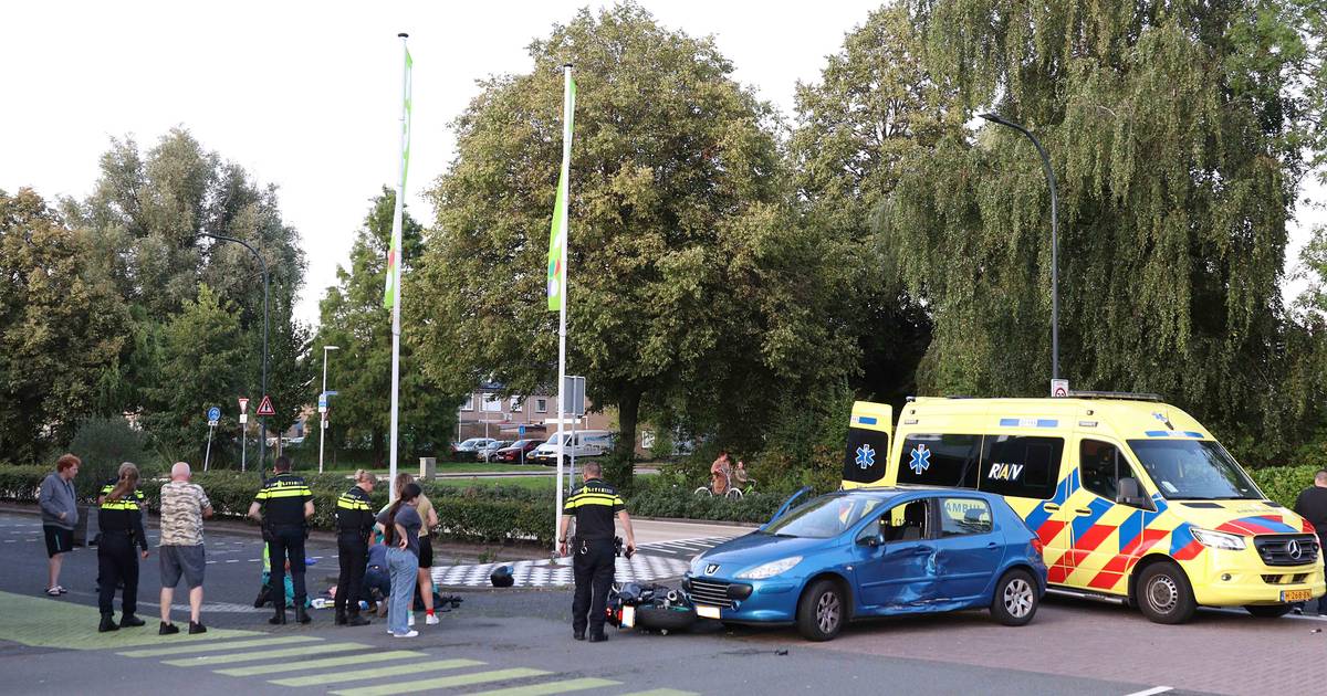Ongeval met twee voertuigen bij rotonde in Oldenzaal: één slachtoffer met spoed naar het ziekenhuis.