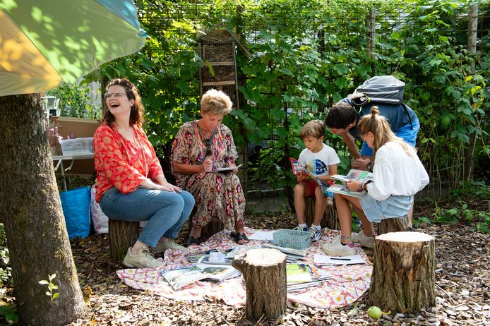 Het nieuwe buitenfestival 'Boeken in de wei' op landgoed en boerderij Wolfslaar heeft als insteek het bevorderen van leesplezier bij jong en oud. bij de boomstammetjes leer je zelf gedichten maken.