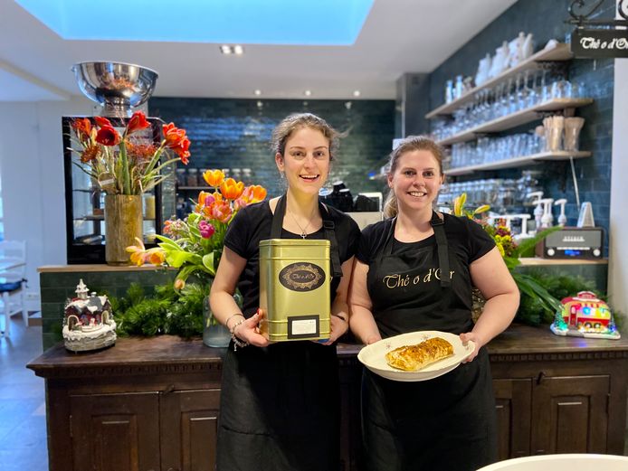 Sheena Janssen (rechts) en haar parttime werkkracht Julie Van Marcke (links) op de nieuwe plek van koffie- en theehuis Thé o d'Or