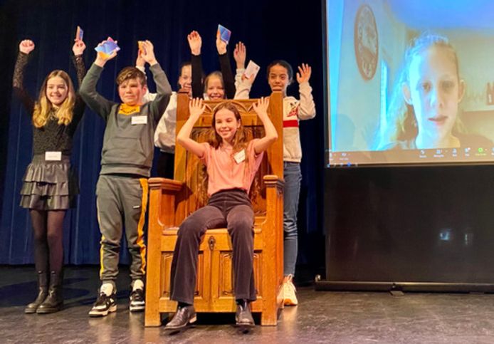De schoolkampioenen van de Nationale Voorleeswedstrijd in de gemeente Bergeijk, met op de stoel winnares Stevie Meijs van Basisschool De Regenboog in Bergeijk.