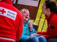 Let op, dit is niet echt. Rode Kruis-vrijwilligers oefenen met het verlenen van eerste hulp in en rond het openluchttheater in Hertme.
