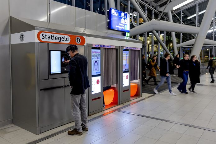 Een reiziger gooit een plastic statiegeldflesje in een inleverautomaat op Utrecht CS.