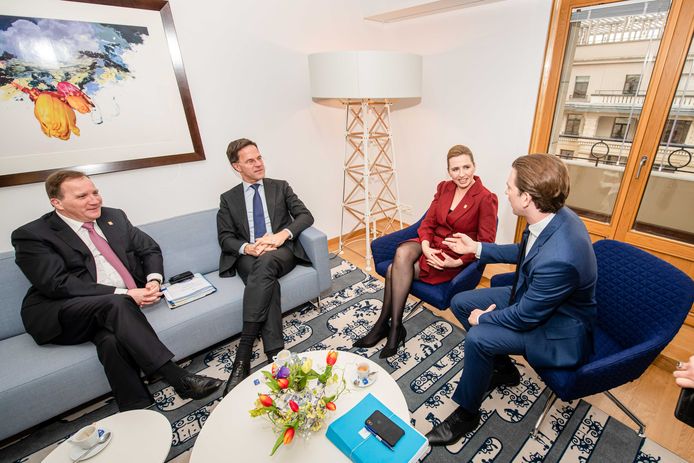 Nederlands minister-president Mark Rutte (tweede van links) tijdens een meeting met de eerste ministers van Zweden (Stefan Lofven, links), Oostenrijk (Sebastian Kurz, rechts) en Denemarken (Mette Frederiksen). Naar die vier landen wordt verwezen als de 'Vrekkige Vier'.