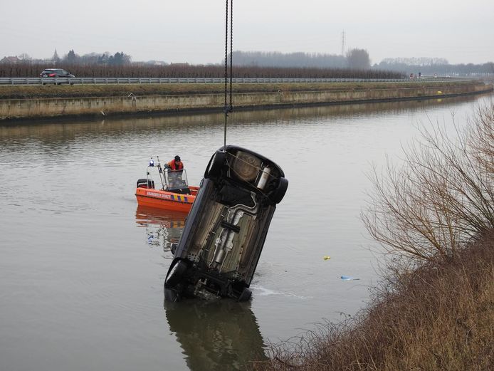 Met behulp van duikers en een telescopische kraan werd de wagen een dag na het ongeval uit het water gehaald.