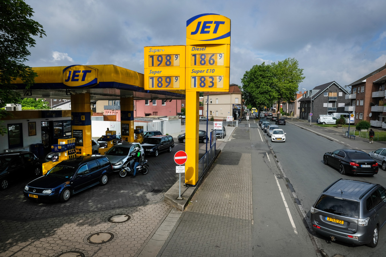 Duitse tankstations klaar voor nieuwe Nederlandse invasie ‘Er is genoeg benzine op voorraad