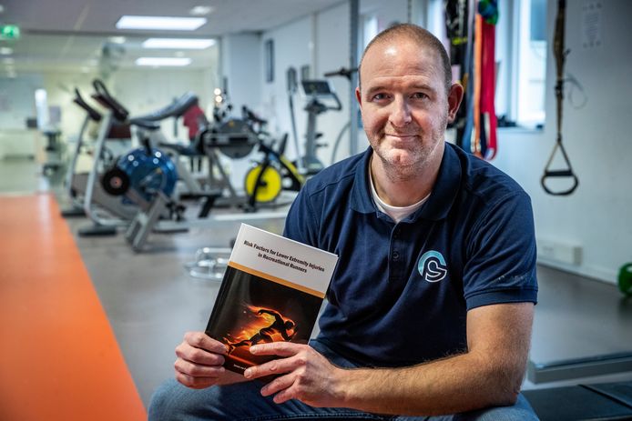 Fysiotherapeut Dennis van Poppel promoveerde met onderzoek naar hardloopblessures.