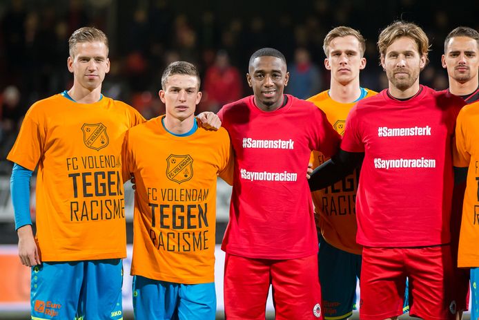 Ahmad Mendes Moreira met spelers van Excelsior en FC Volendam.