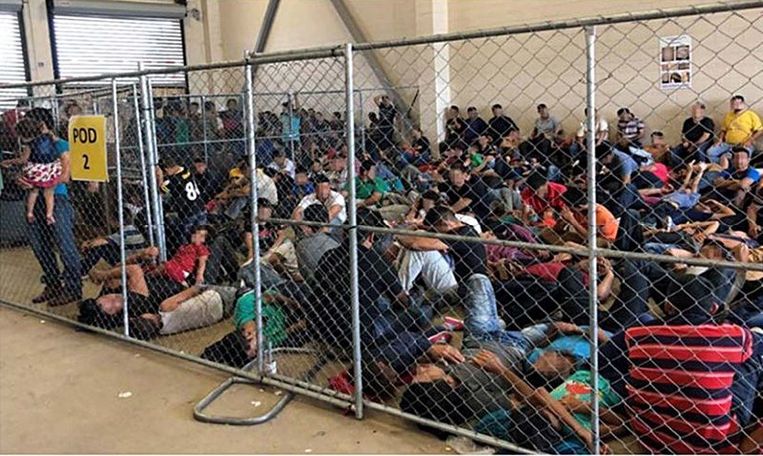 Een detentiecentrum in de Texaanse stad McAllen. Alexandria Ocasio-Cortez: ‘Mensen worden niet alleen in cellen gezet, maar soms ook plompverloren in Mexicaanse grenssteden gedumpt.’ Beeld Photo News