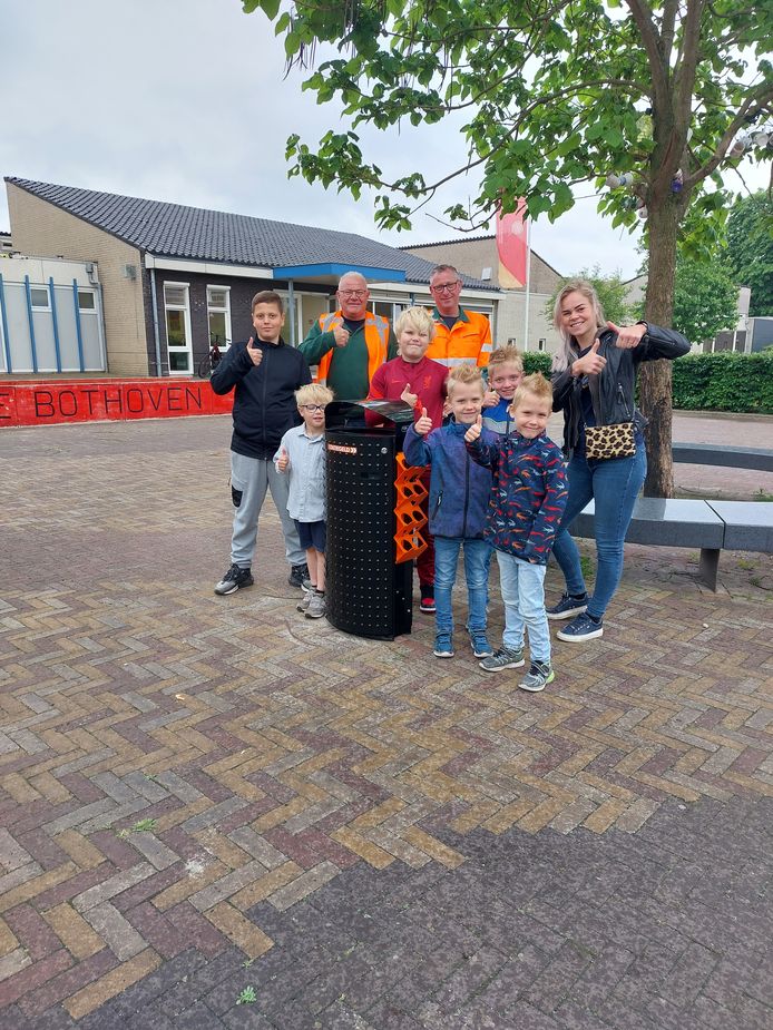 Kinderen van Freinetschool De Bothoven namen zelf het initiatief voor een bijzondere afvalbak op het schoolplein met aparte beugel voor inzameling van plastic flesjes.